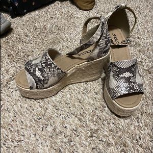 Brand new soda snake skin wedges 6.5